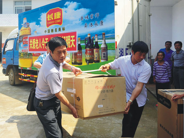 公司把一批價值兩萬余元的空調(diào)、電視、熱水器等物資捐贈給敬老院的老人們